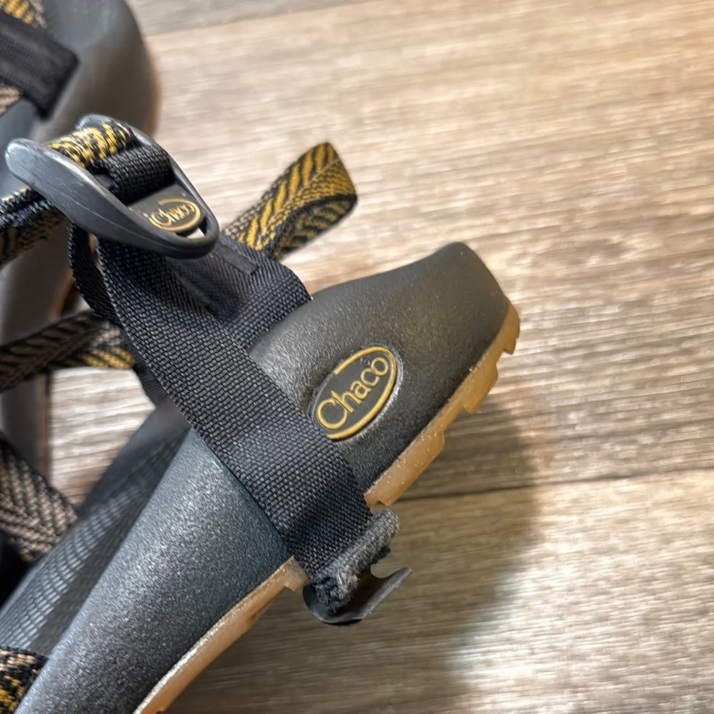 Chaco Black  Strappy Sandals men’s 9 (b182)